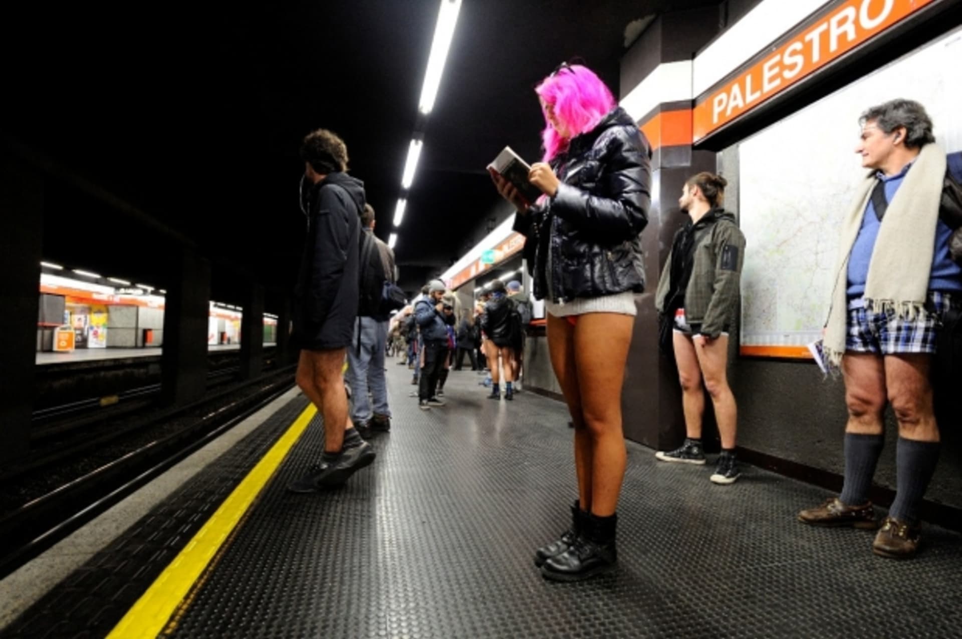 Podzemky po celém světě zaplavili lidé s obnaženými zadky...Jízda metrem bez kalhot. Takový název má akce, která vznikla v americkém New Yorku v roce 2002 a později získala celosvětový rozměr. Do metra bez kalhot a sukní vyrazili lidé v celé řadě měst.