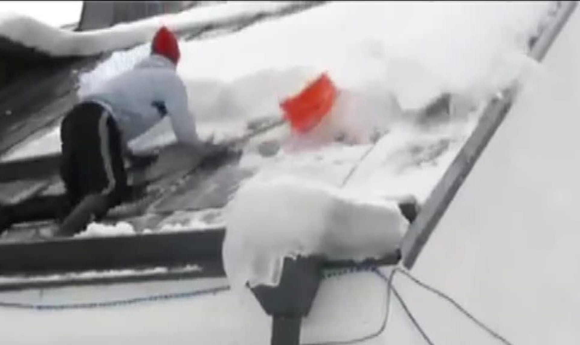 Video Divácké zprávy: Tak dlouho se klepe do sněhu na šikmé střeše, až se lavina utrhne...