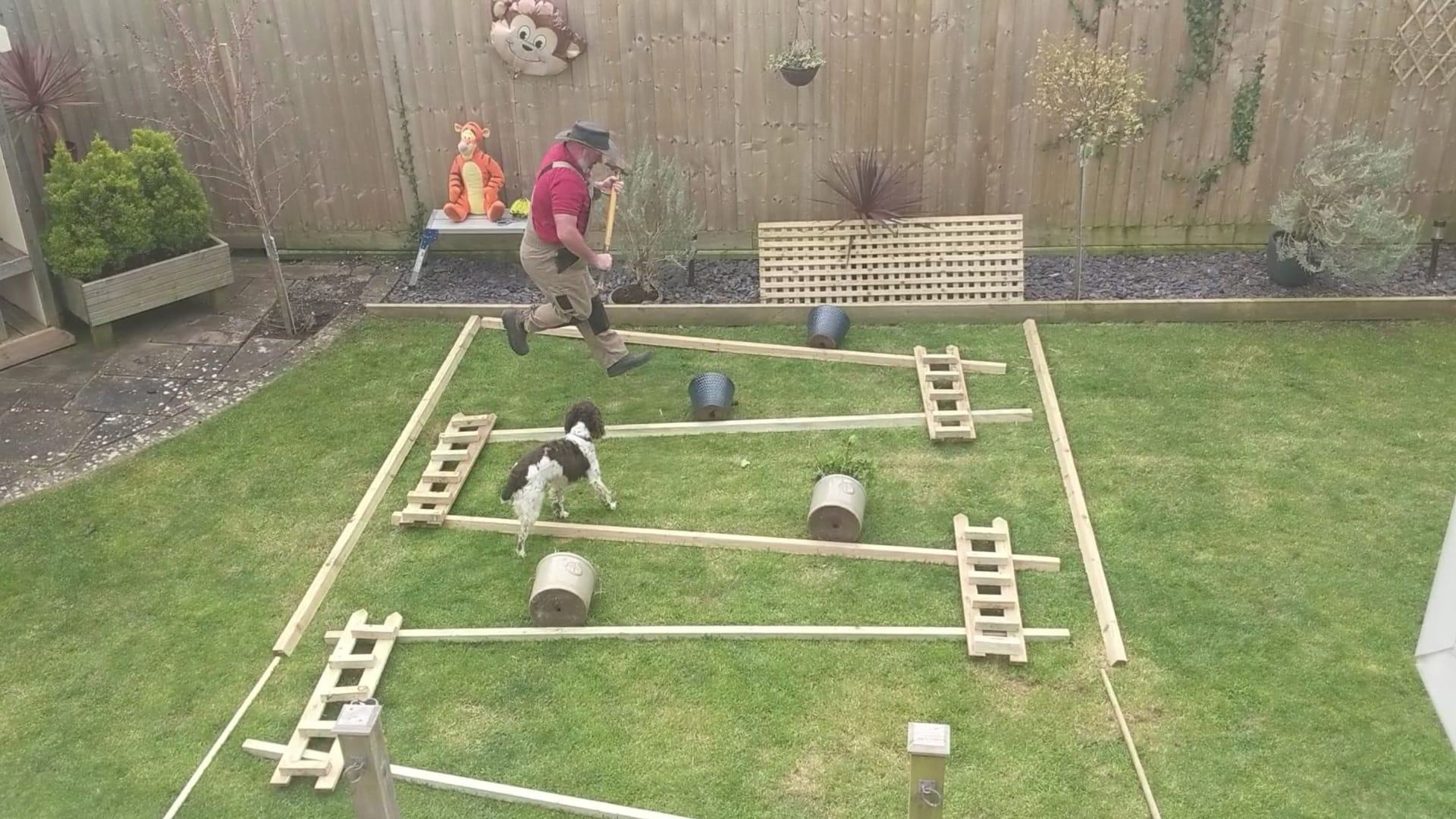 Zahradník si na dvoře postavil arkádové hry 1