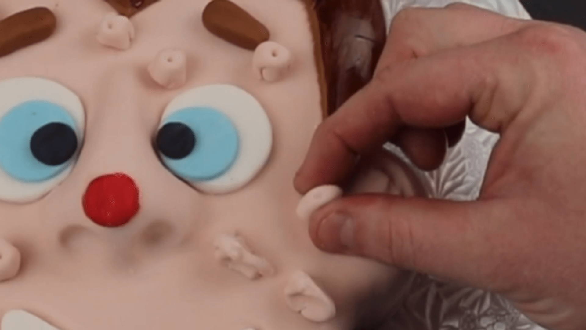 Pekař vytvořil dort ve tvaru tváře s pupínky 1