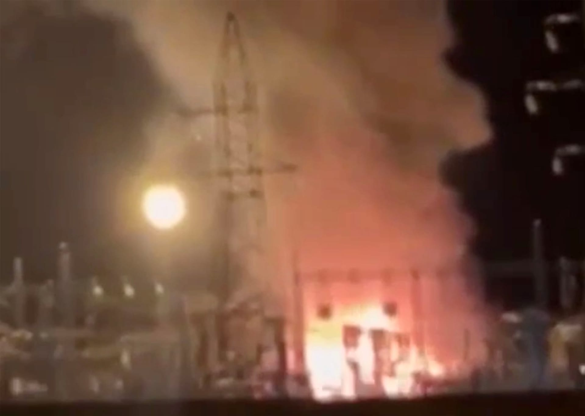 Požár v Belgorodu přisuzují Rusové ukrajinským dronům.