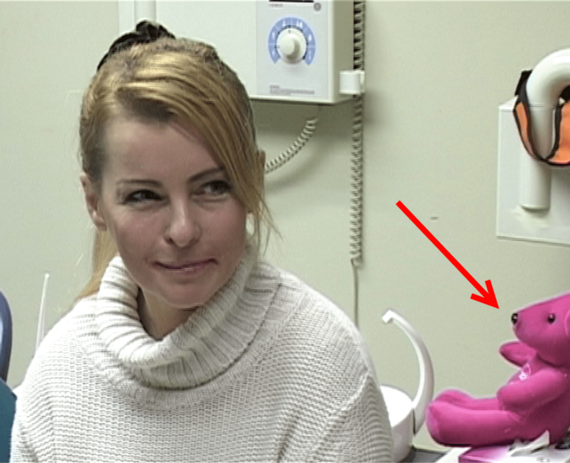 Video VIP zprávy: Na zubařský zákrok šel i růžový plyšový talisman