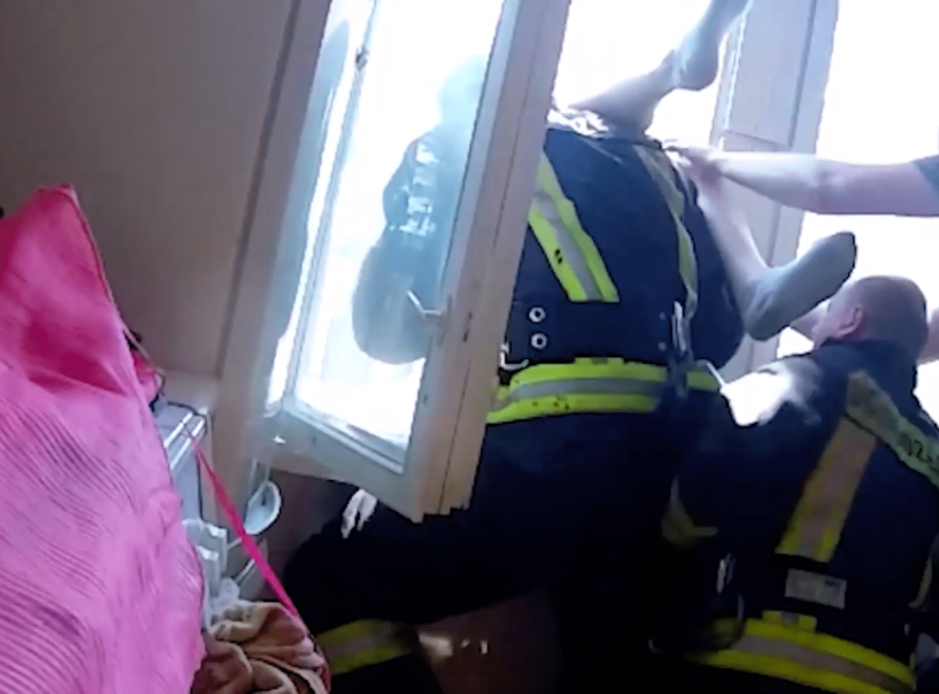 Hasič zachránil ženu, která chtěla vyskočit z okna 2