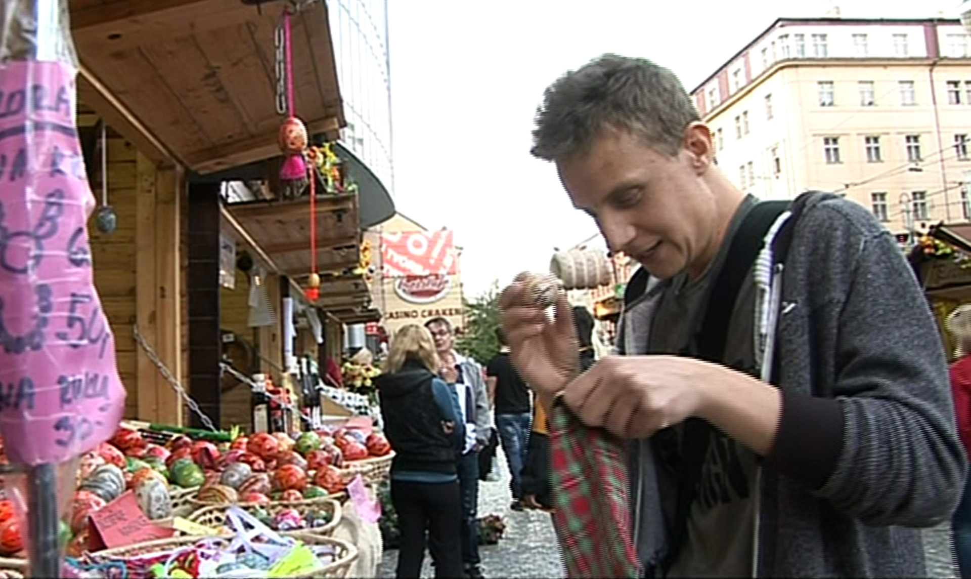 Video VIP zprávy: Kouzelník Richard Nedvěd to roztáčel na velikonočním tržišti. Podívejte se!