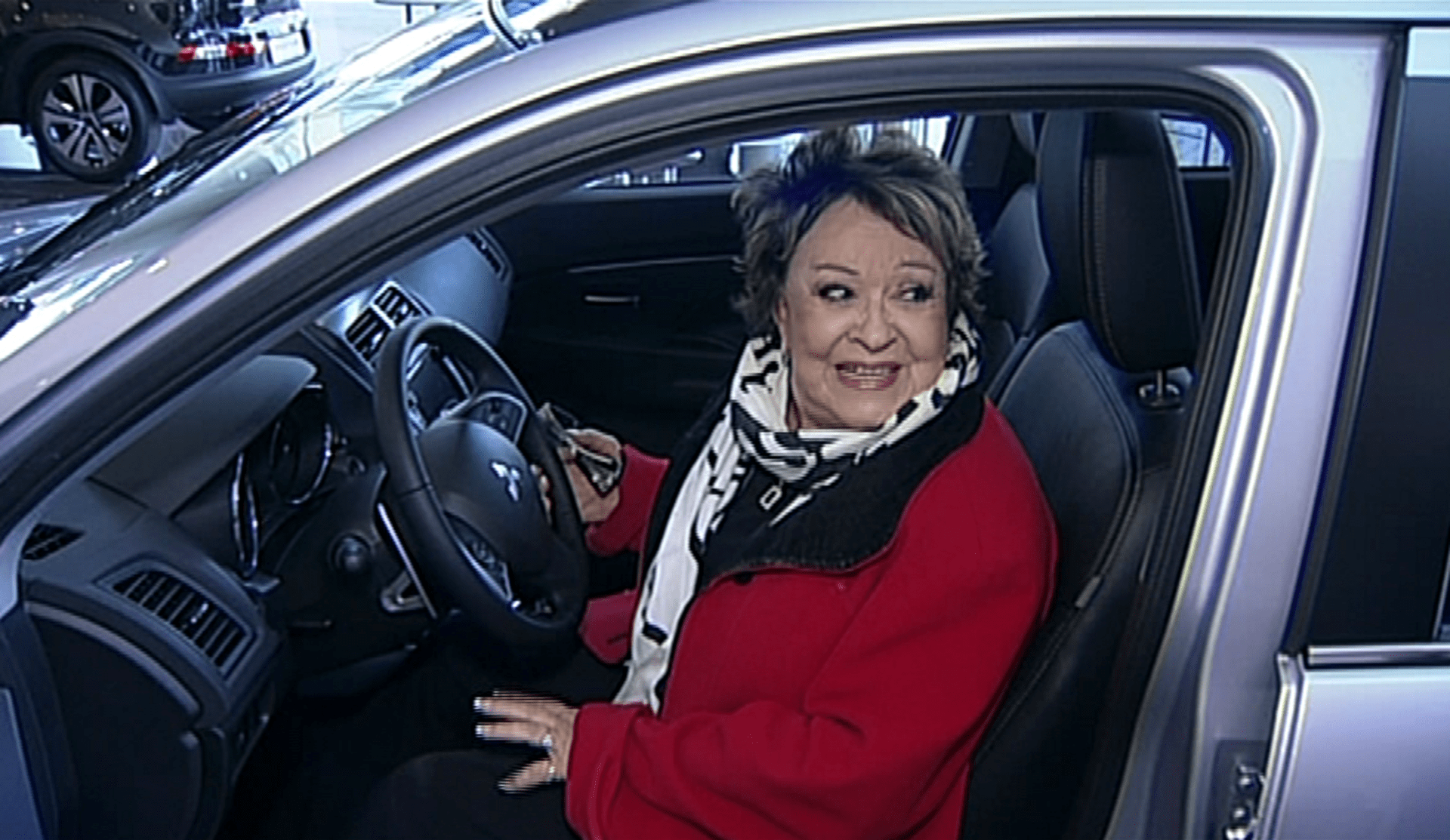 Video VIP zprávy: Herečka Jiřina Bohdalová si do nového roku nadělila nové auto