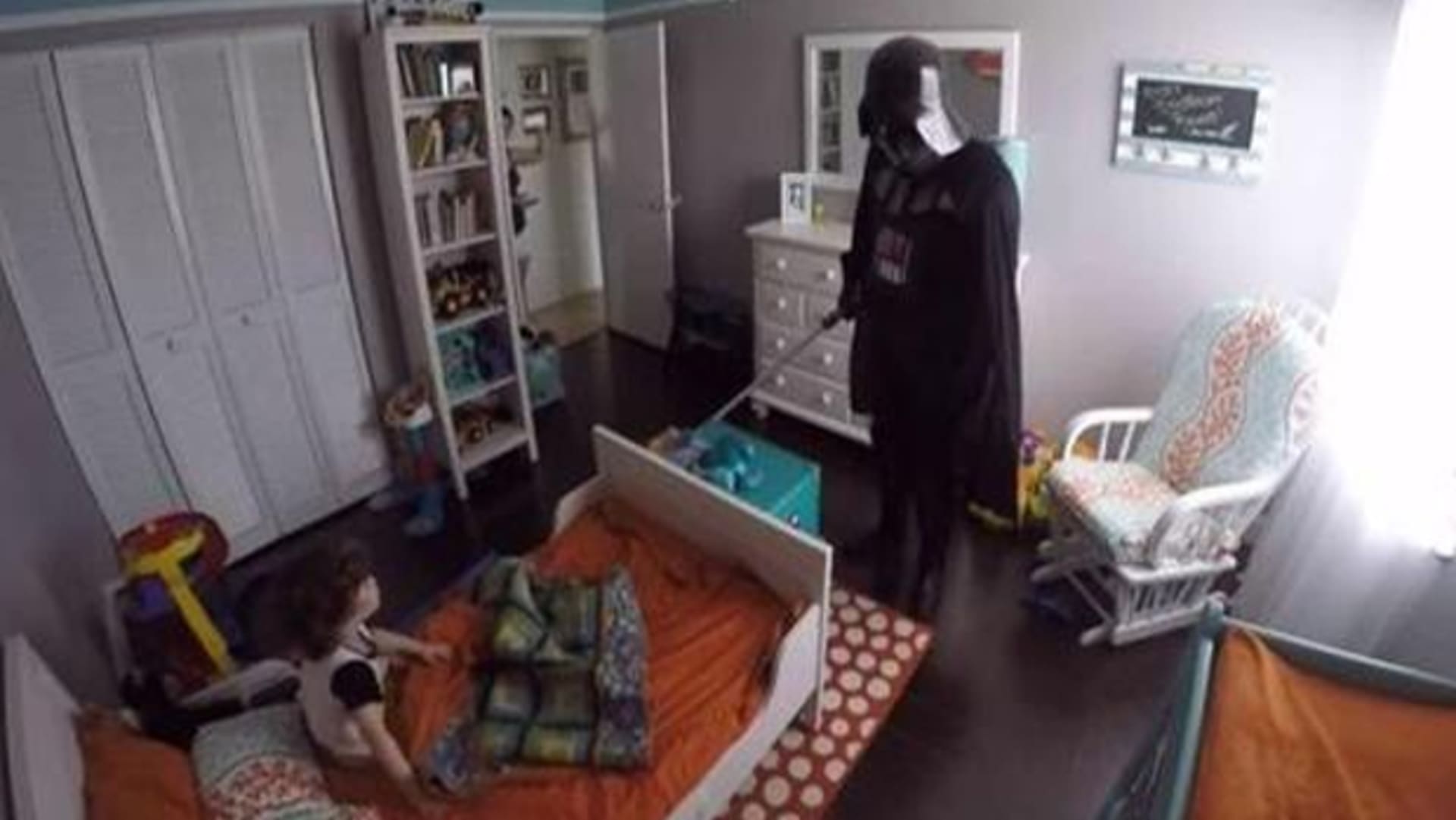 Rozhodl se svého syna vzbudit jako Darth Vader. Neuvěříte, jak jeho syn zareagoval
