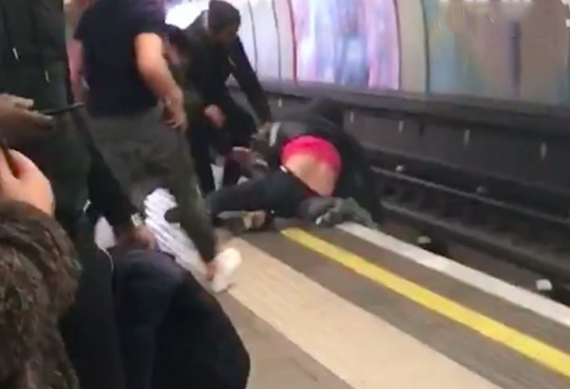 Opilí muži spadli do kolejiště v metru