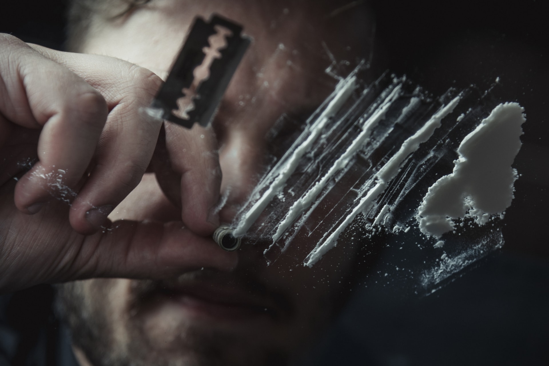 Proč se lidé stávají závislými na drogách?