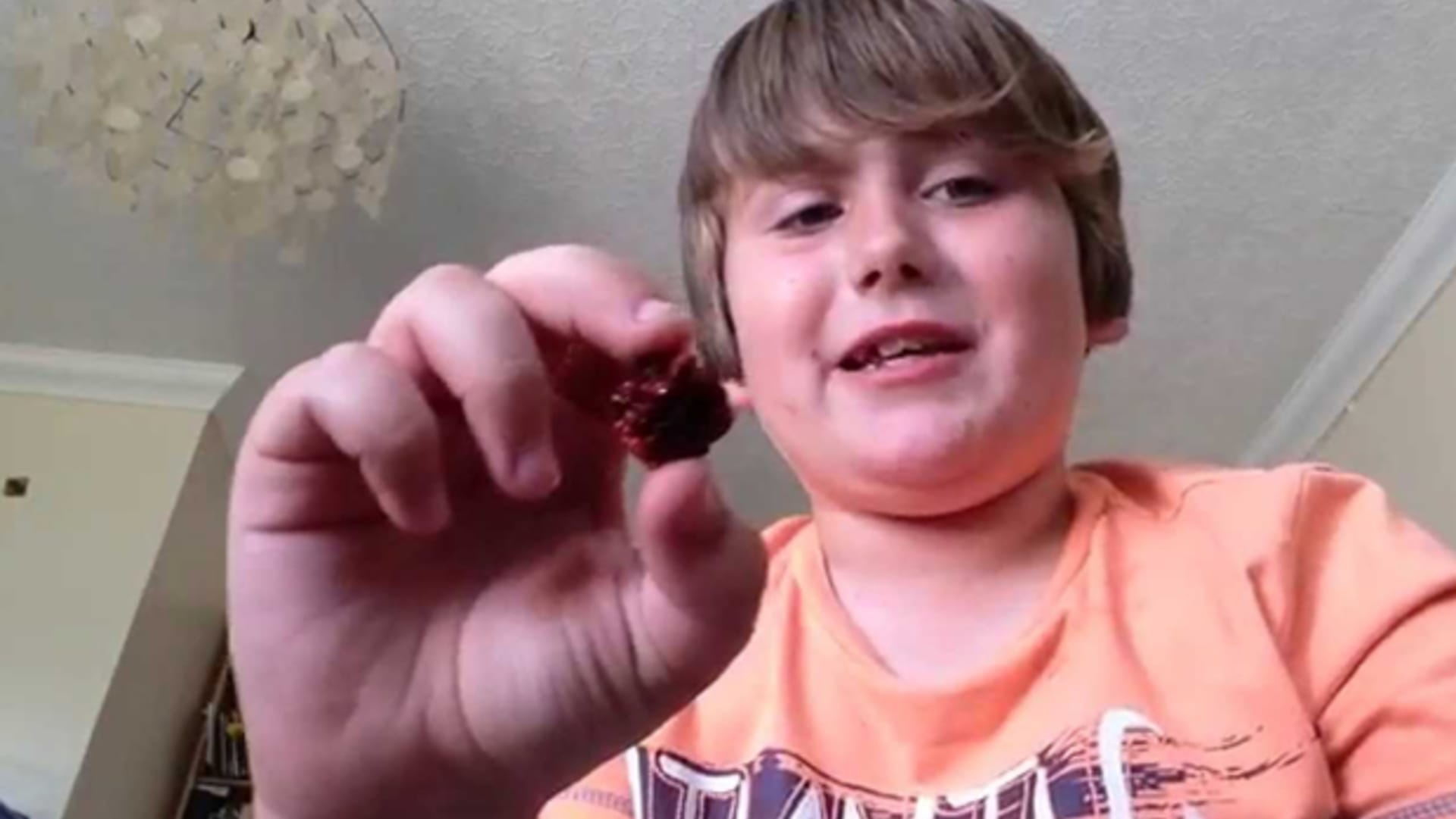 9letý chlapec snědl nejpálivější chilli papričku
