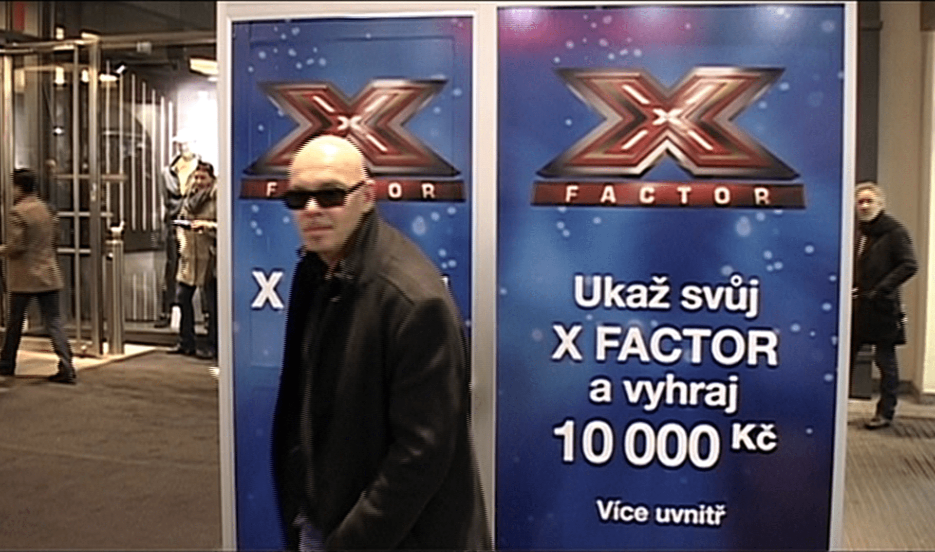 Video VIP zprávy: Ota Klempíř jako první vyzkoušel budku X-factoru umístěnou v pražském Palladiu