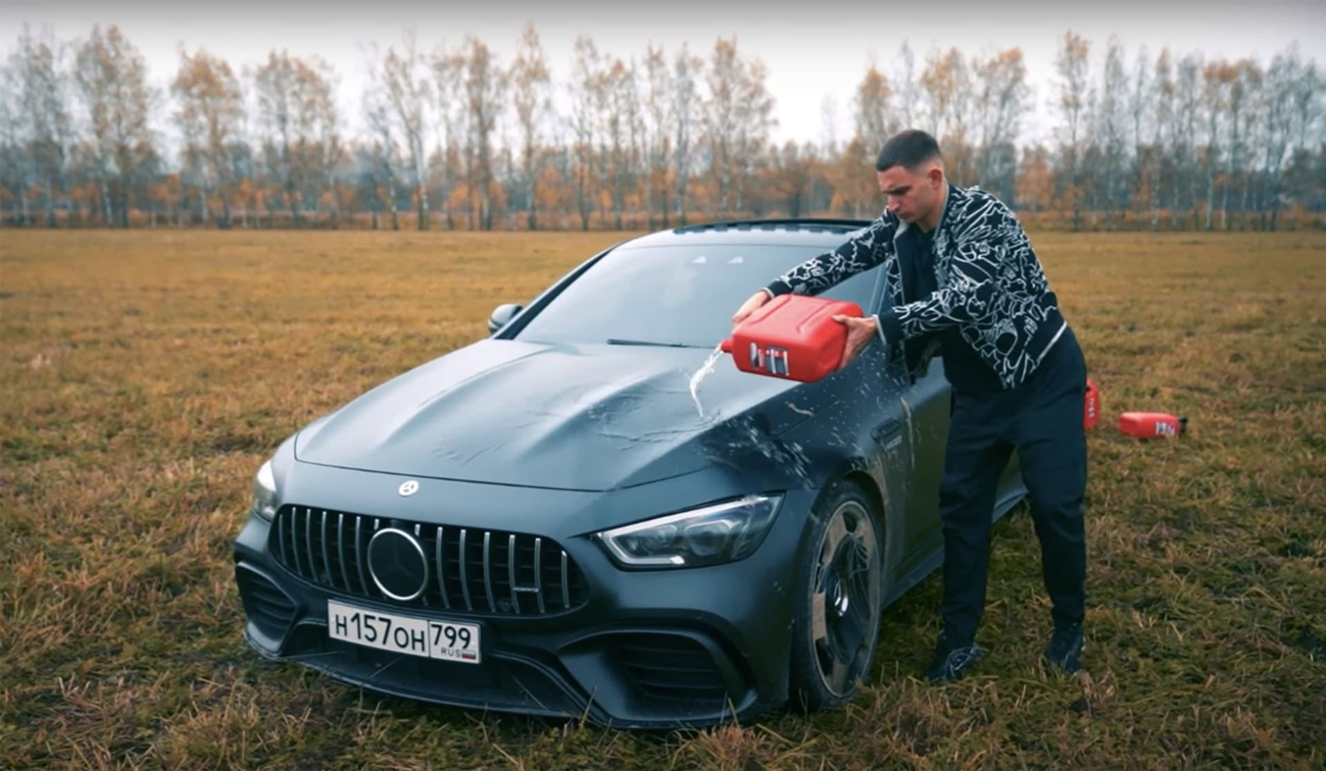Ruský youtuber zapálil svůj Mercedes 1
