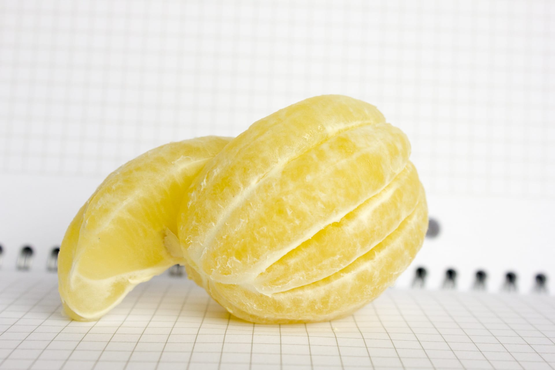 Úplně normální oloupaný citron... počkat, tohle přece nikdo nedělá!