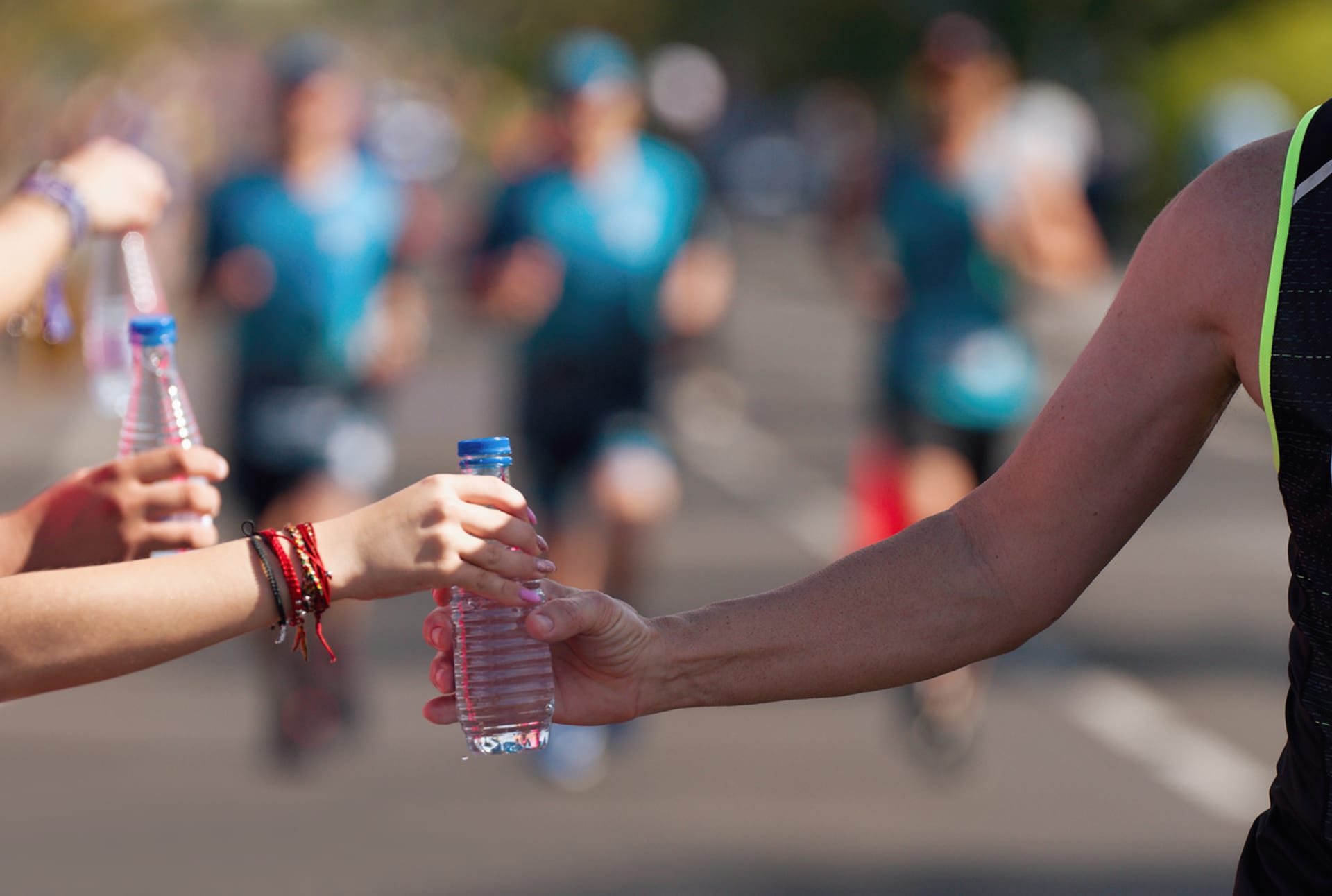 Muž v Mexiku nalil běžcům maratonu do pití alkohol 1