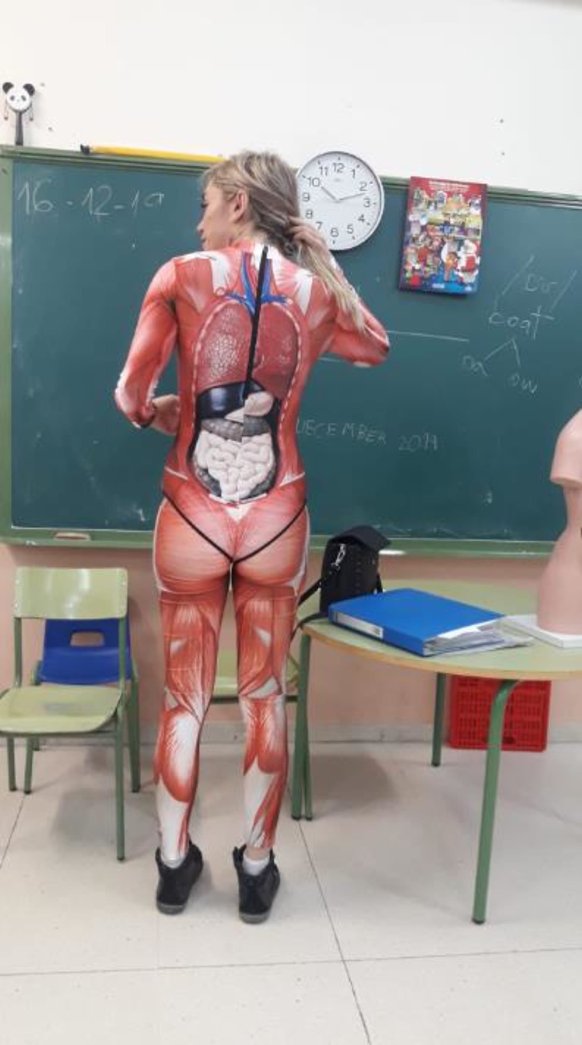 Učitelka si na sebe vzala zvláštní kostým 2