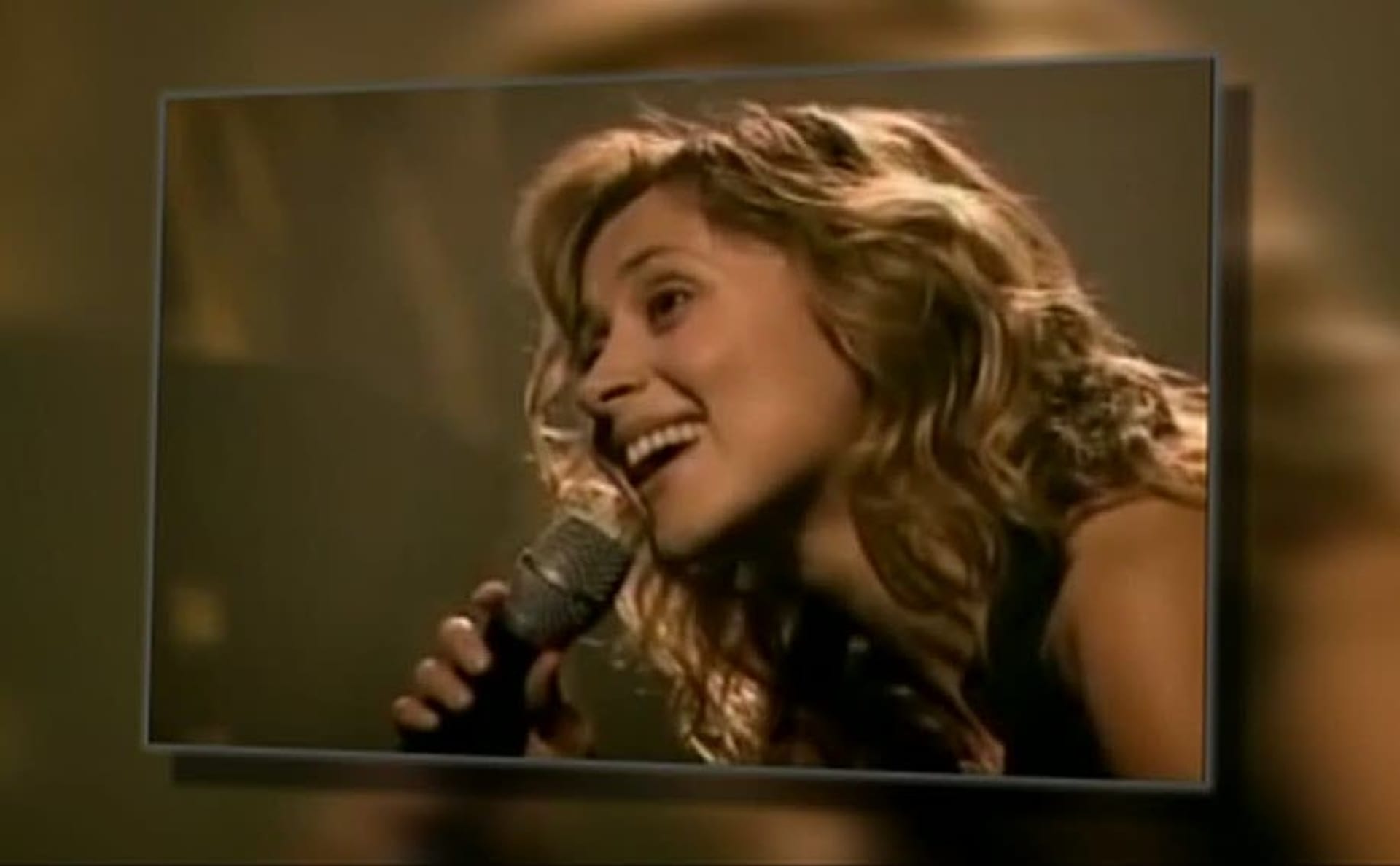 Video VIP zprávy: Zpěvačka Lara Fabian, kterou přirovnávají ke kanadské zpěvačce Céline Dion míří do Prahy
