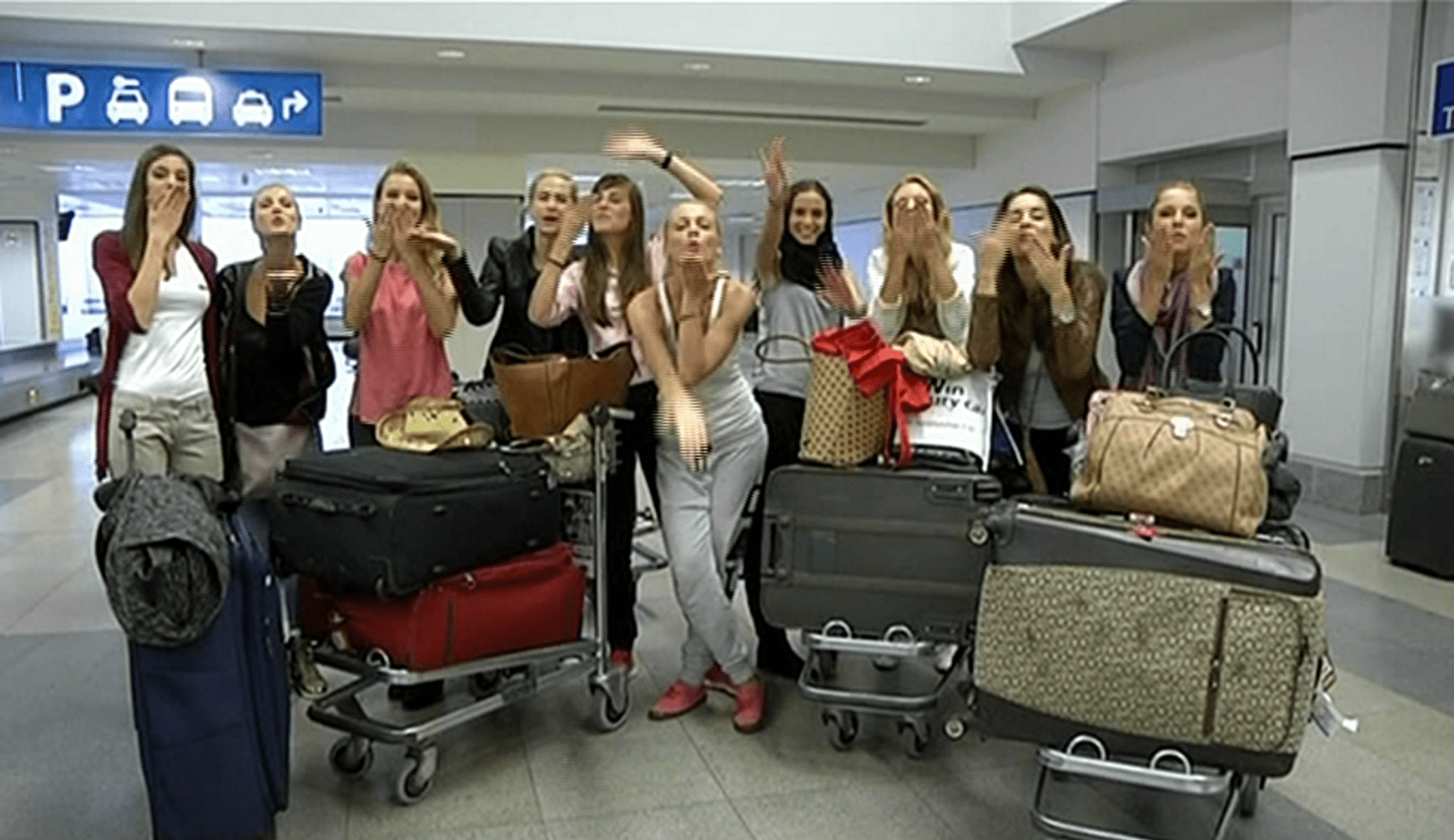 Video VIP zprávy: Jen málo mužů mělo odvahu přijít své přítelkyně přivítat rovnou na letiště