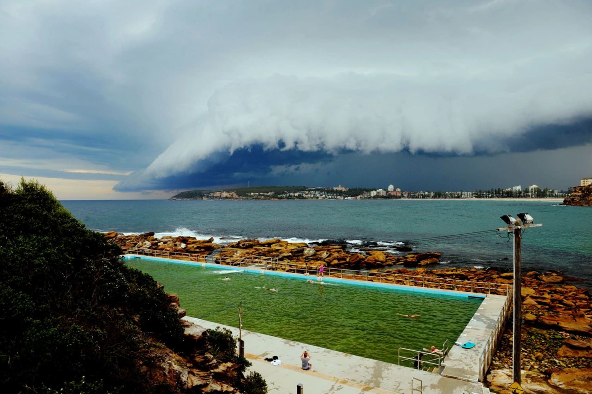 Snímky bouřkových mraků, které se valí přes Sydney, nemají chybu. Mraky připomínají načechrané peřiny, do nichž se město zachumlává.