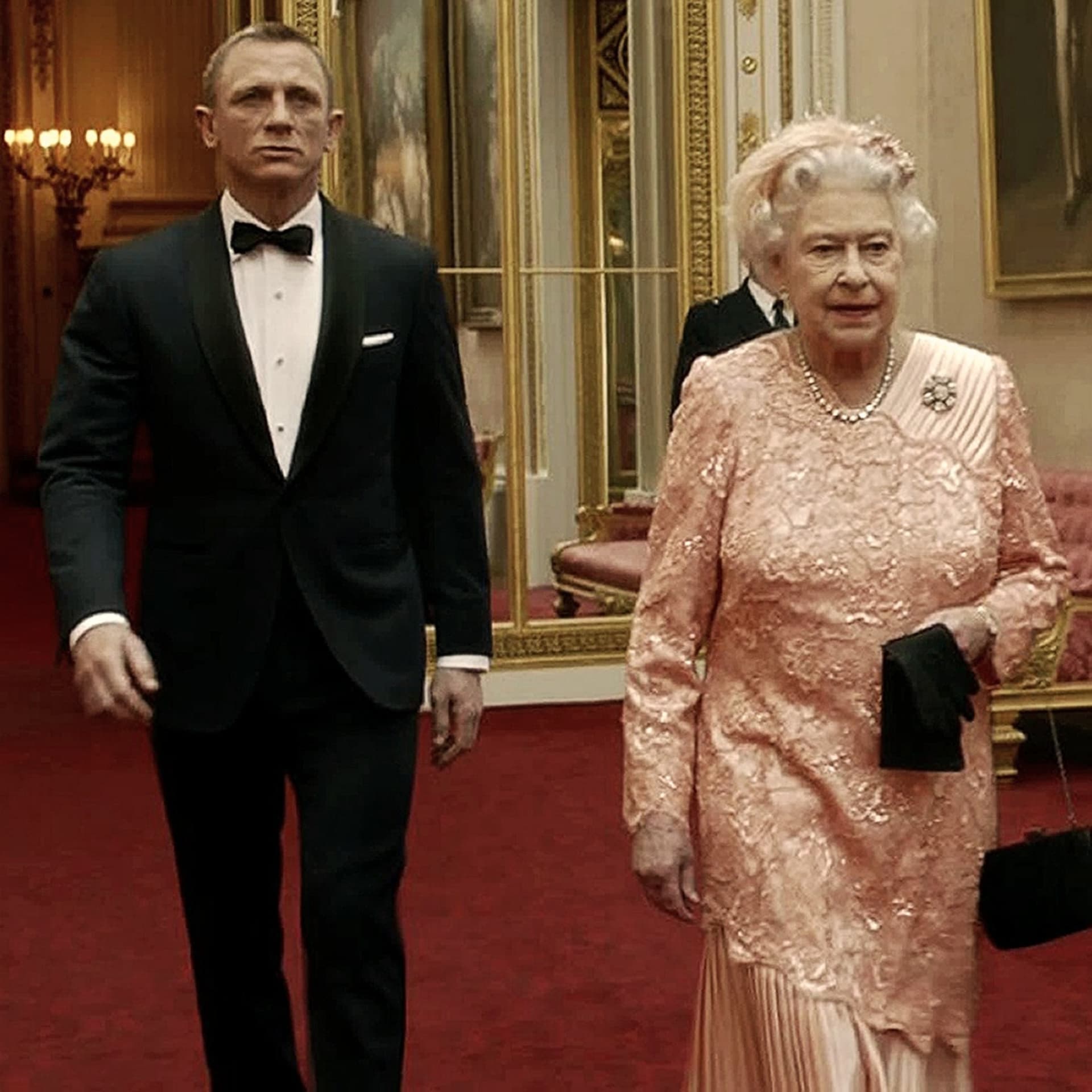 Jaký vtip udělala královna na adresu Jamese Bonda?