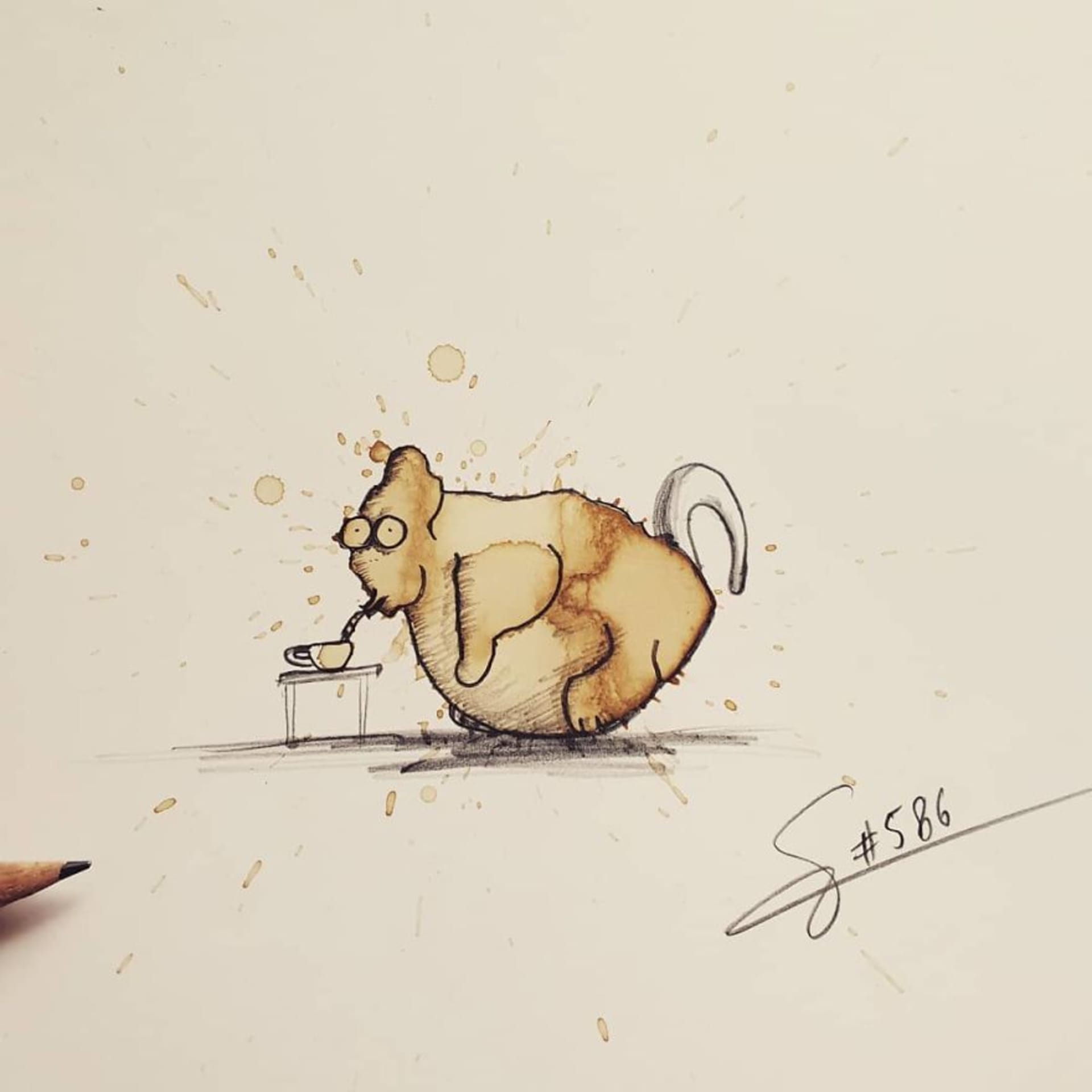 Muž kreslí příšerky ze skvrn od kávy 10