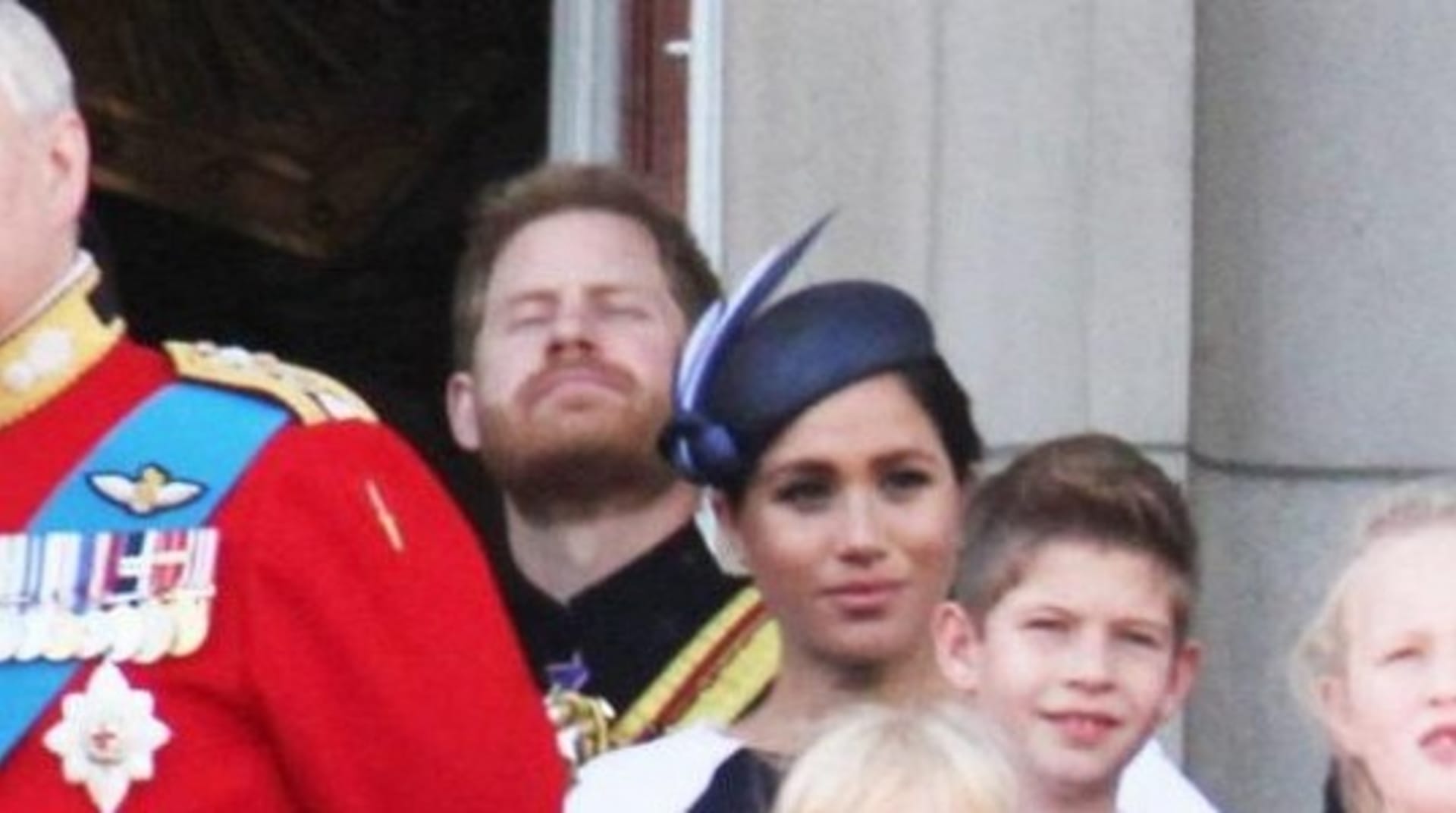 Princ Harry napomenul otáčející se Meghan během oslav narozeniny královny