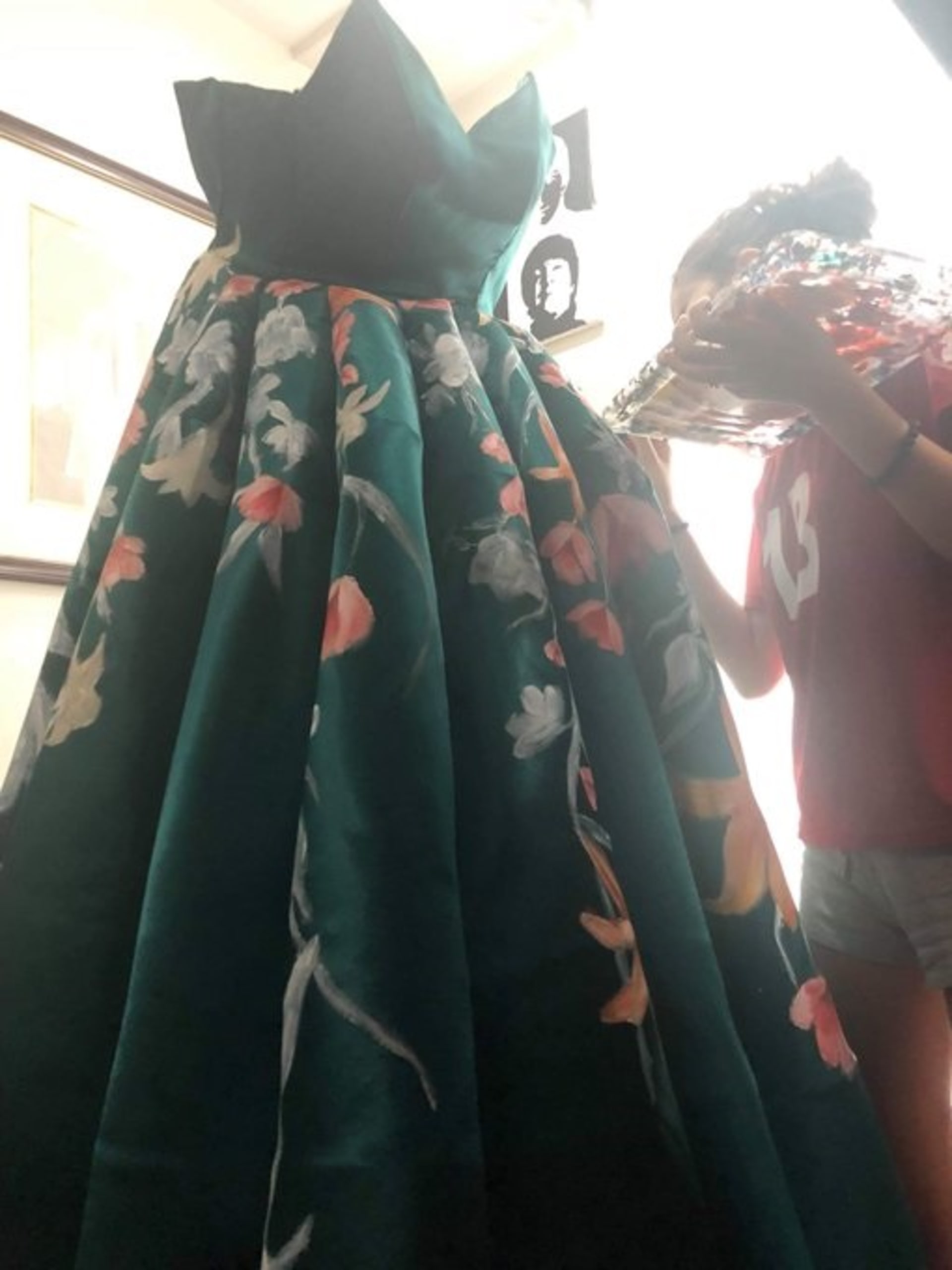 Studentka si navrhla a ušila vlastní maturitní šaty 1
