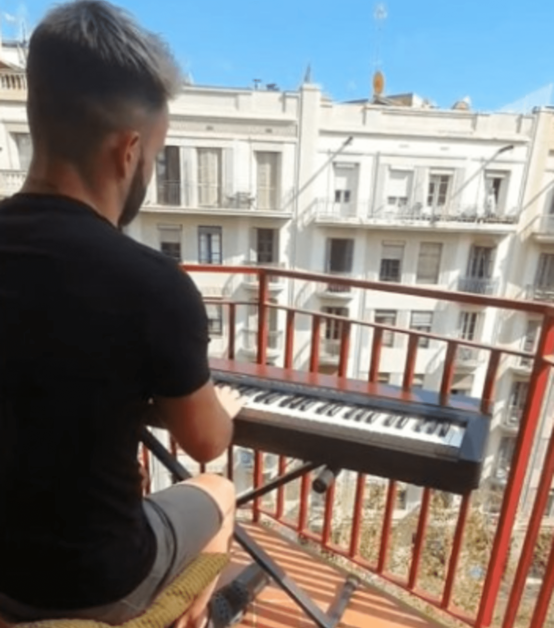 Klavírista zahrál na balkoně titulní píseň z Titaniku
