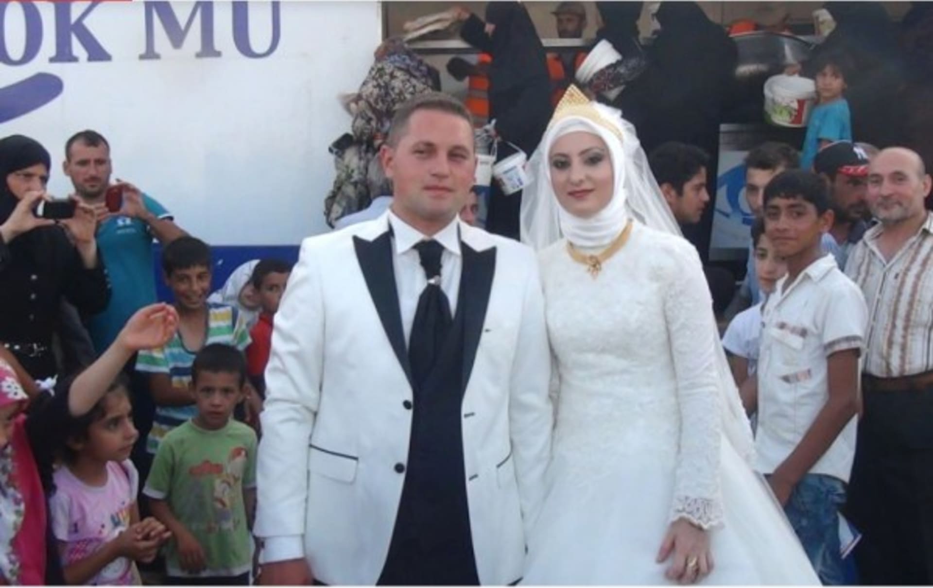 Manželé, kteří se o svůj den D podělili s 4000 uprchlíků