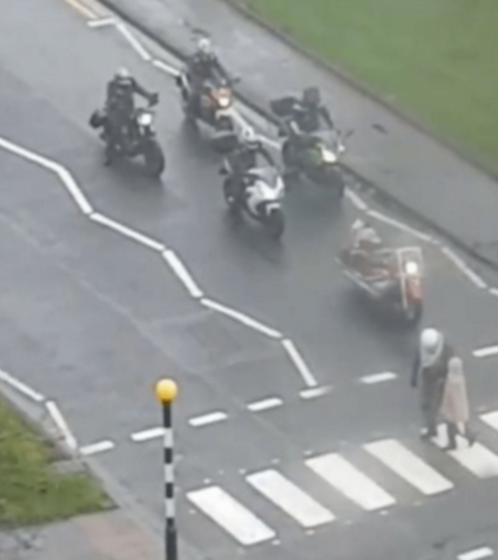 Motorkář pomohl babičce přejít silnici