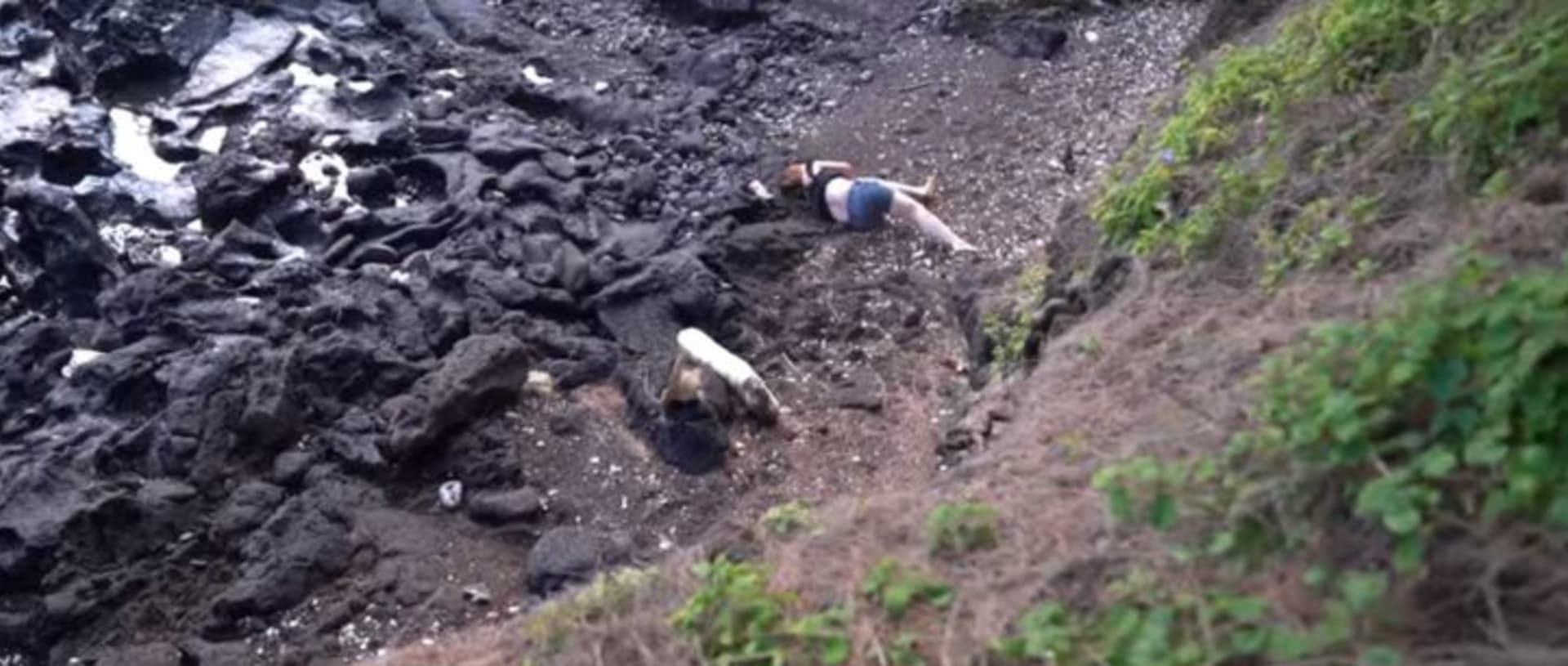 Youtuber natočil vlastní ženu, jak padá z útesu 2