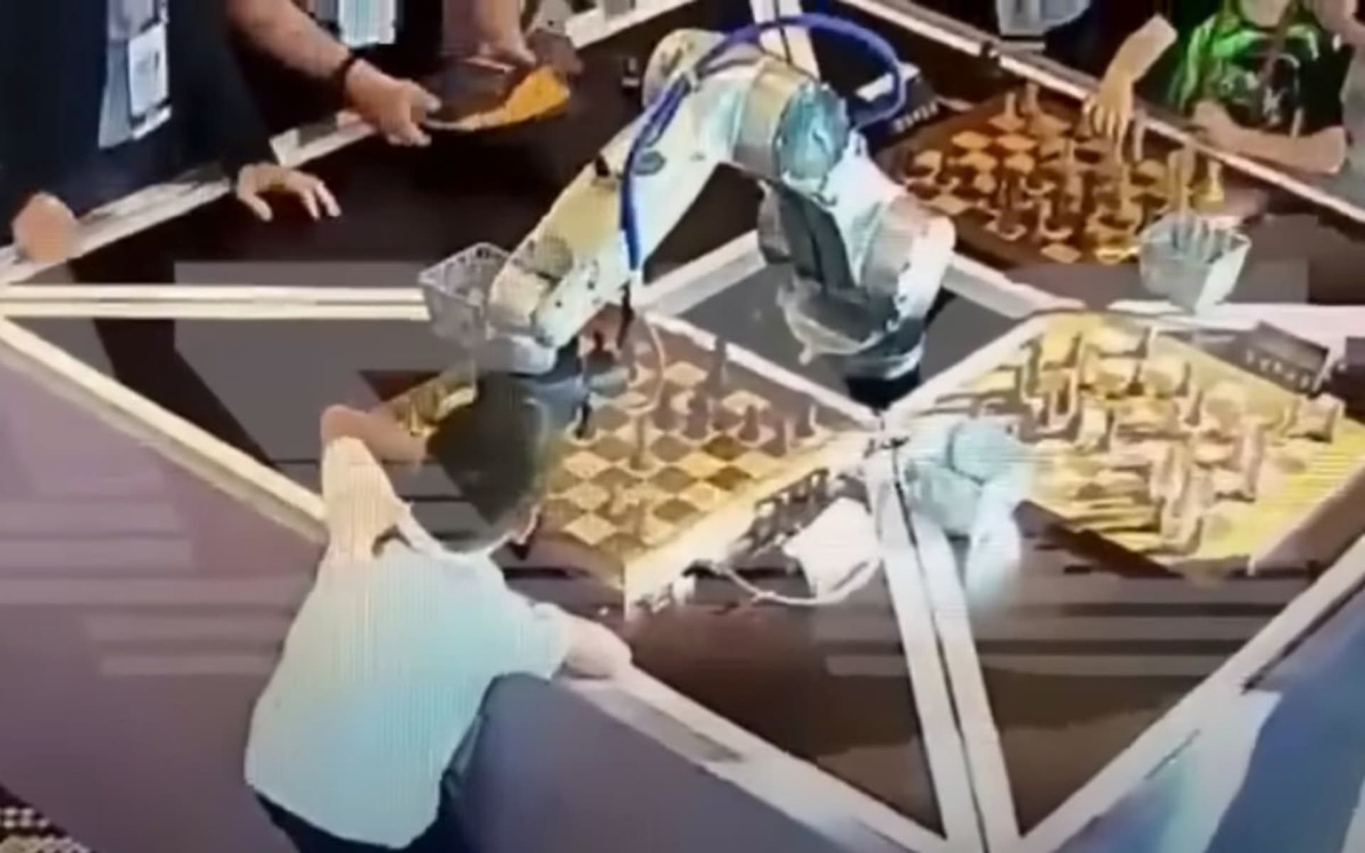 Ruský robot napadl malého šachistu 1