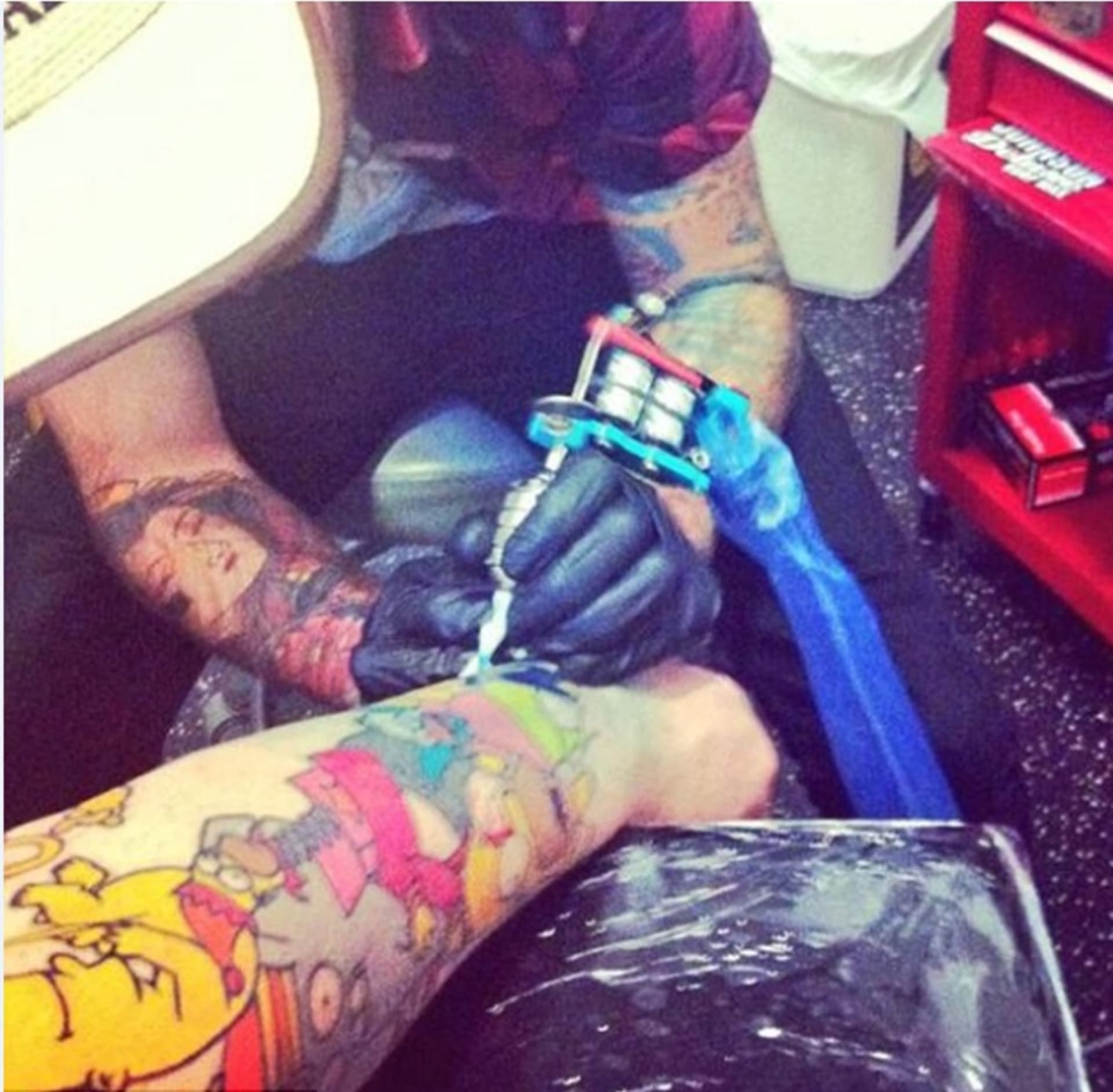 Celkově strávil Lee 25 hodin v tetovacím salonu, než vzniklo celé tetování.