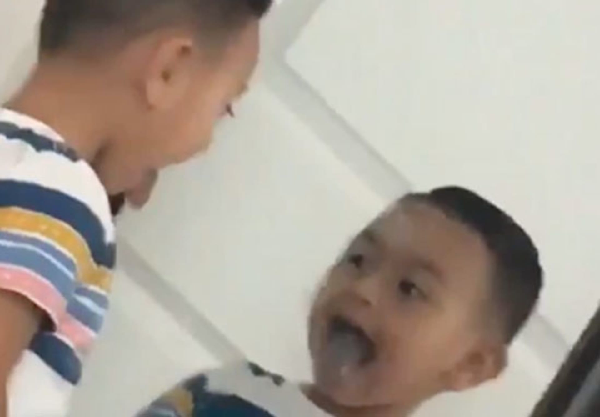 Matka natočila svého syna před zrcadlem