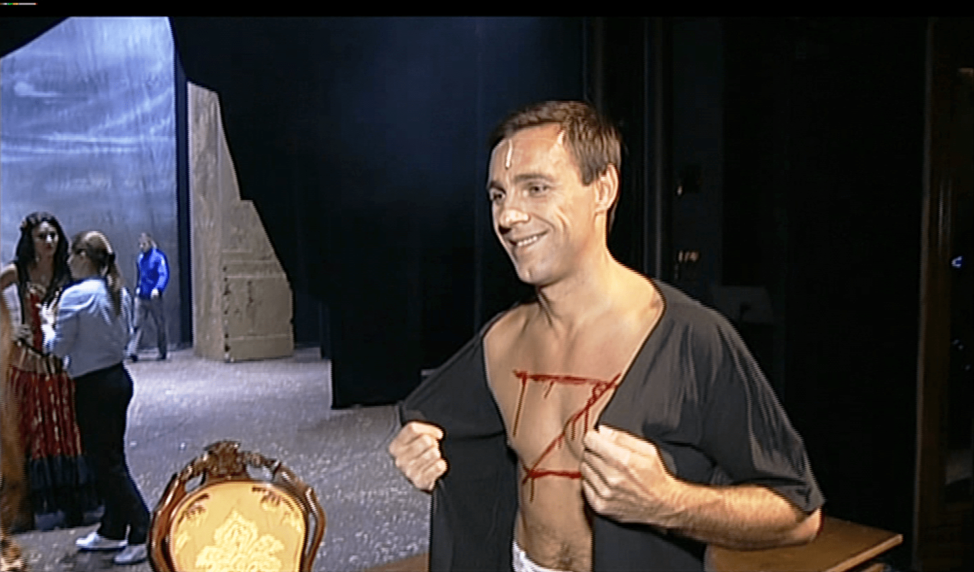 Video VIP zprávy: Roman Vojtek ukazuje svůj mužný, krvácející hrudník po zásahu protivníka