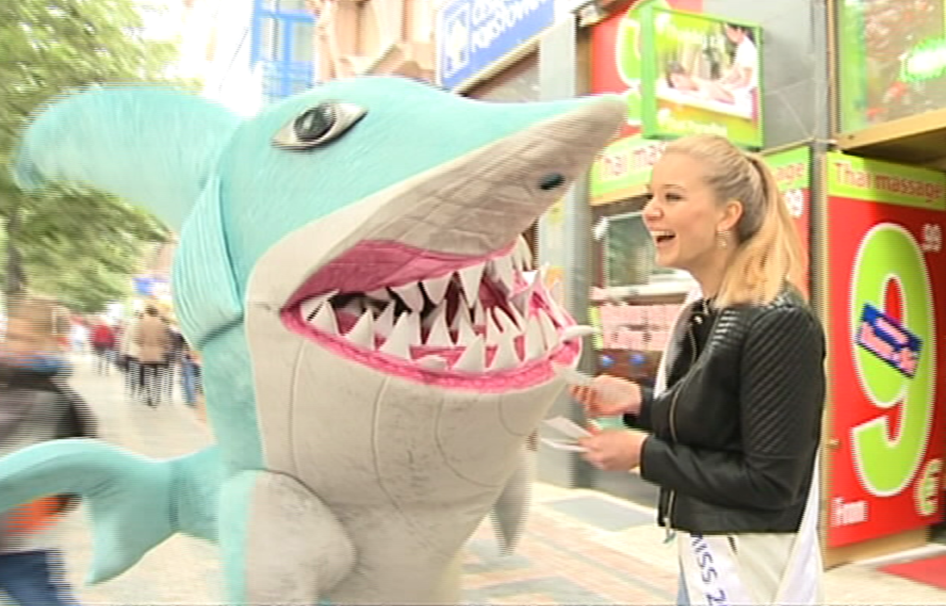 Video VIP zprávy: Missky v cetru Prahy nabízely žluté kytičky proti rakovině. Co na to žralok?