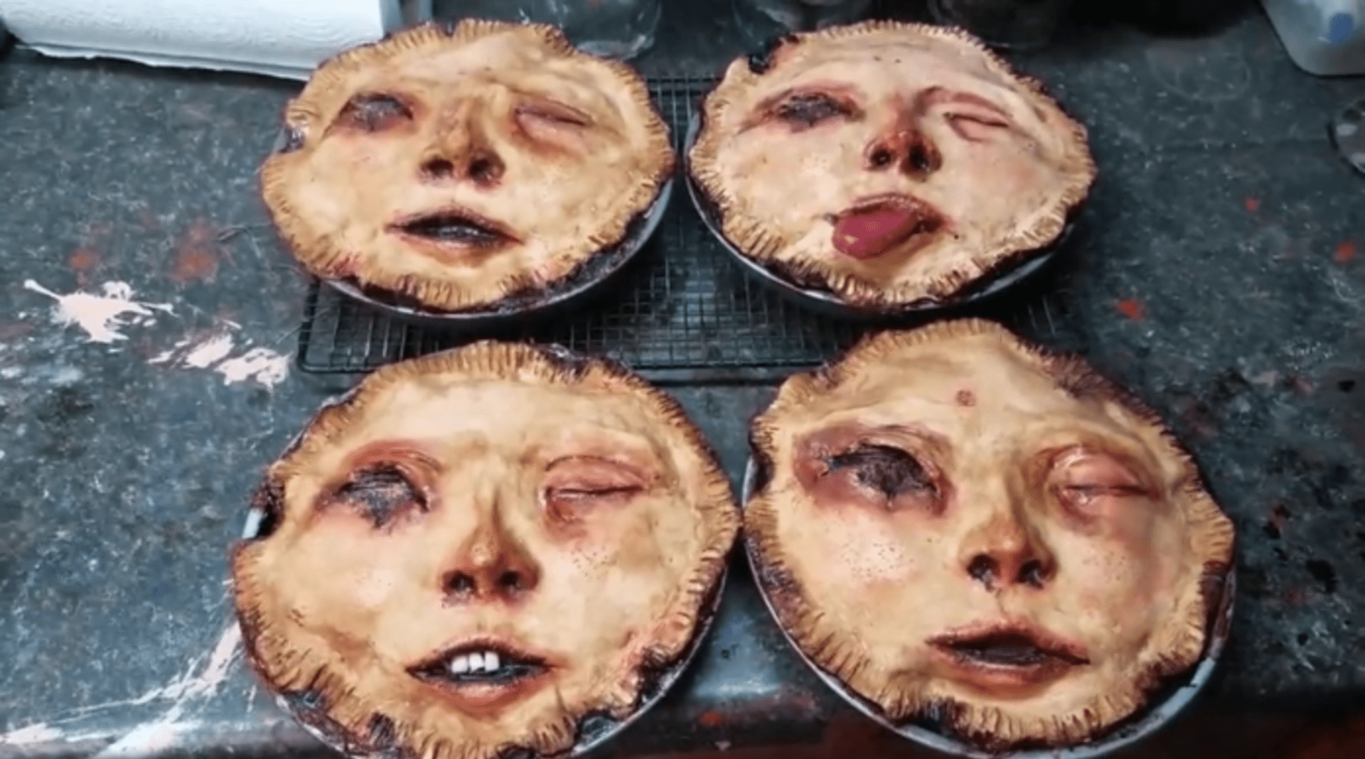 Děsivé koláče ve tvaru obličeje s krvavýma očima 1