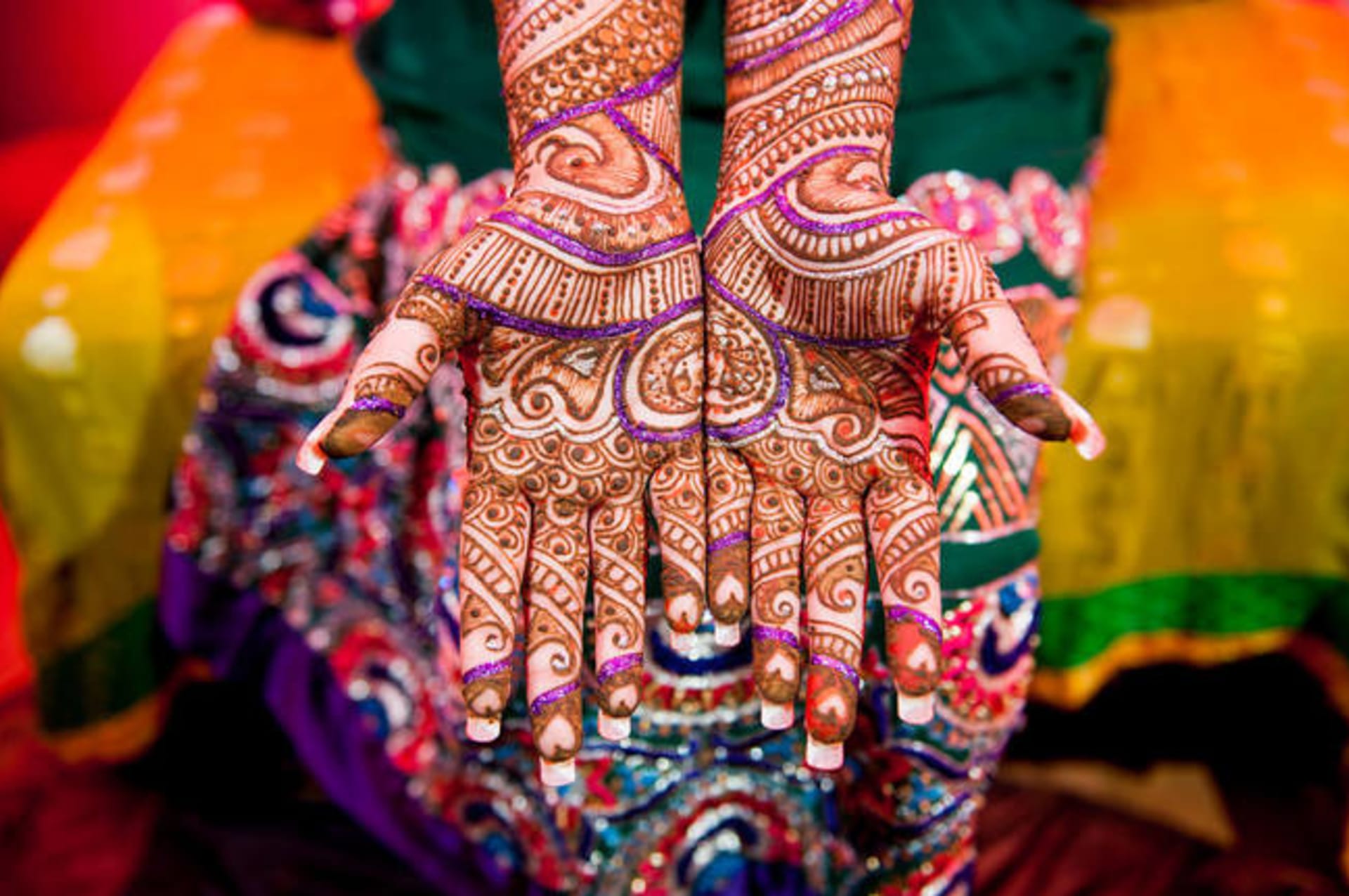 V Indii nevěstám malují ornamenty na ruce hennou