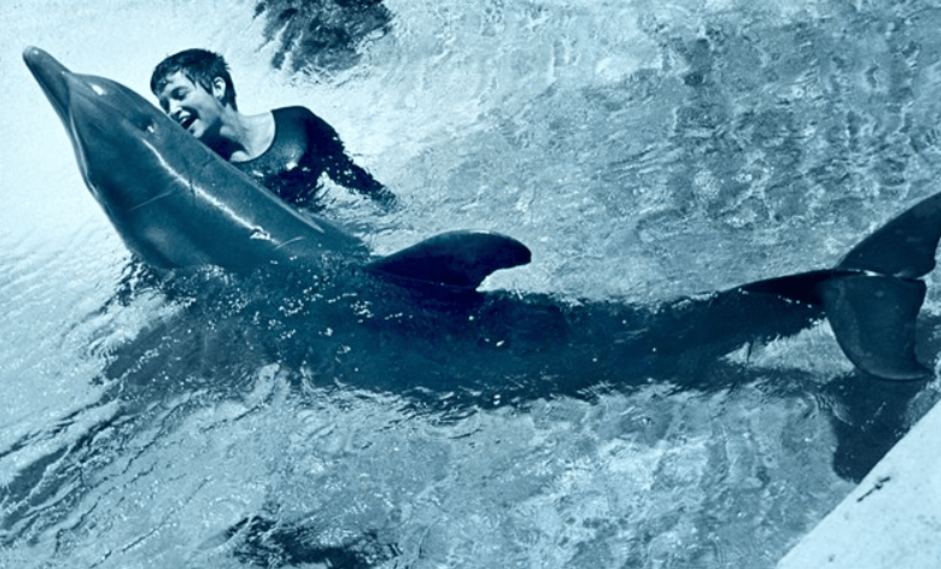 Margaret Lovattová s delfínem Peterem