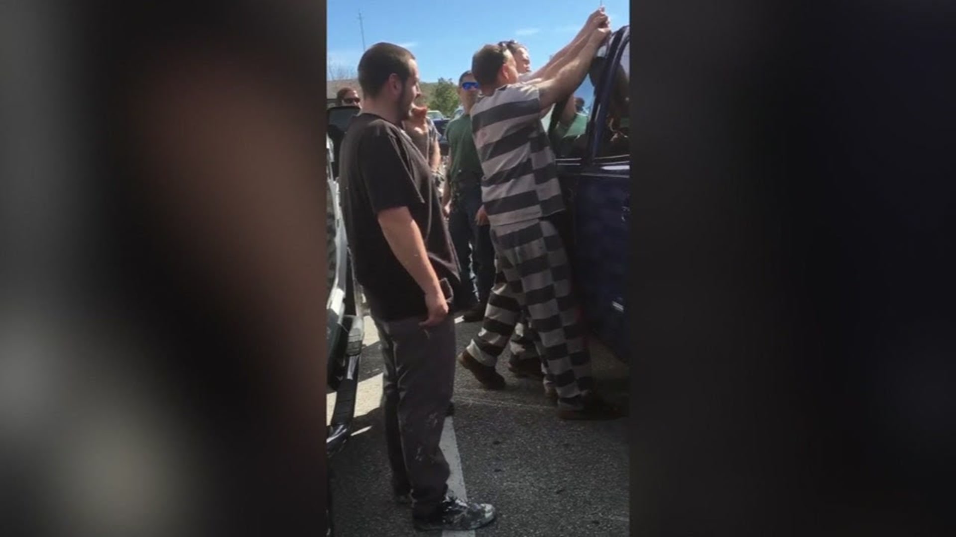 Vězni pomohli dostat dítě ze zamčeného auta 1