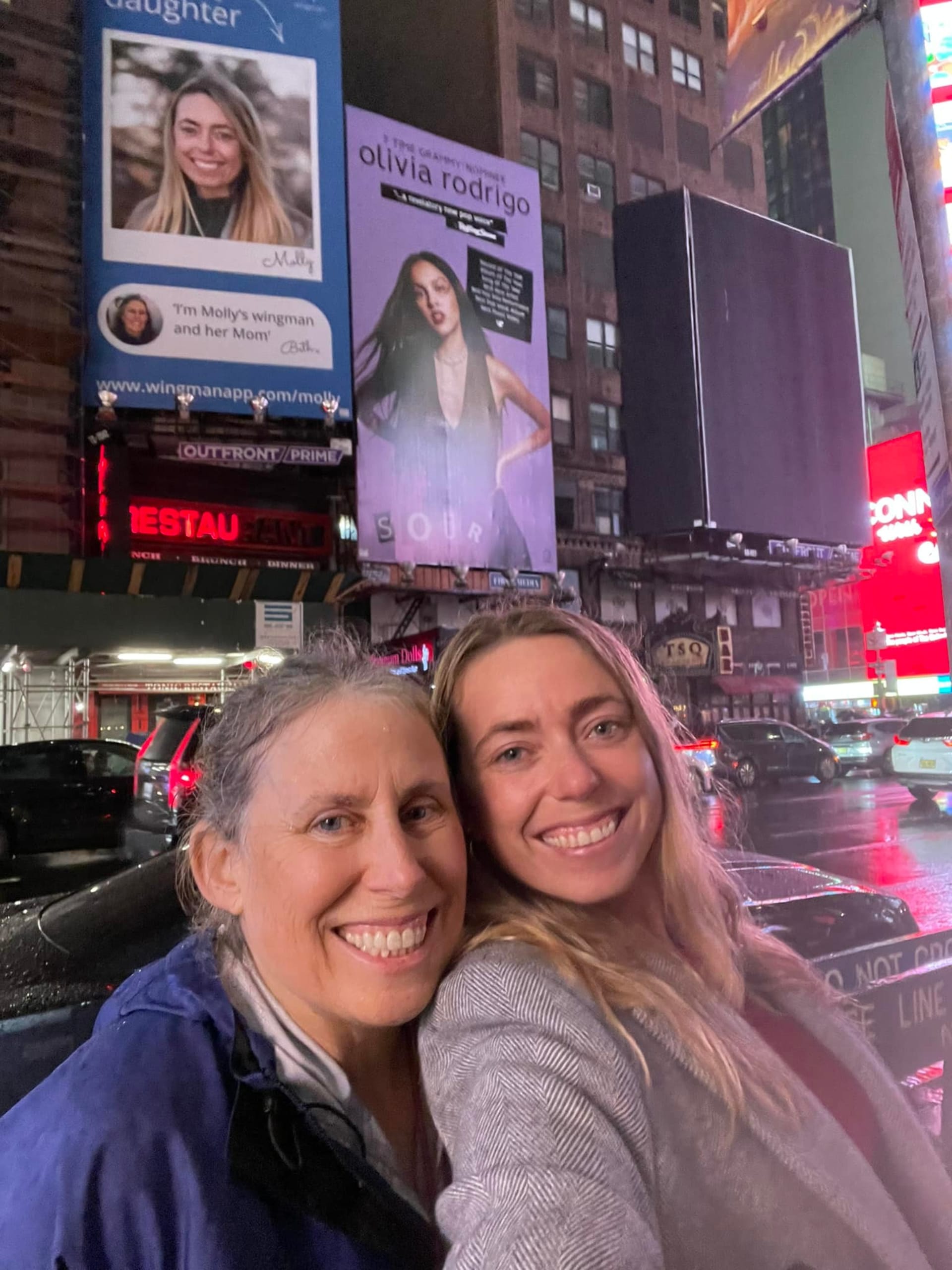 Beth Davis se svou dcerou Molly na Times Square