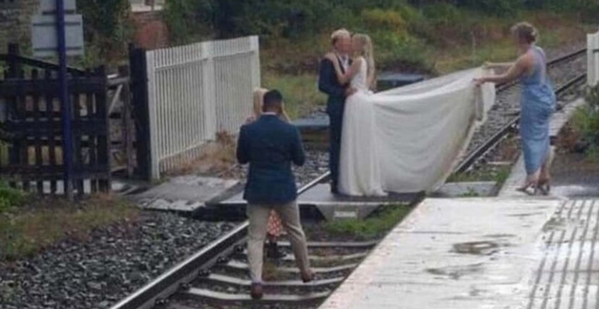 Svatební fotka na kolejích způsobila kontroverzi 1