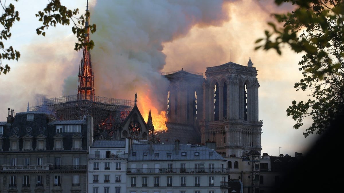 Takhle hořel slavná francouzská katedrála