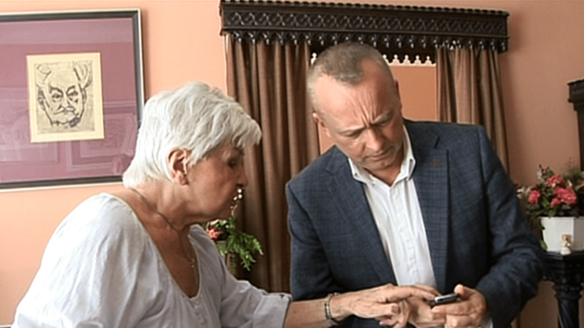 Video VIP zprávy: Co to loví Kamila Moučková ve Voříškově mobilu? Asi další svou sms, kterou mu kritizuje jeho televizní vystoupení