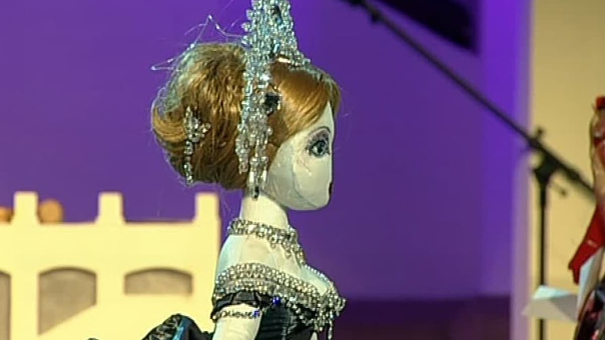 Video VIP zprávy: Tahle panenka se na charitativní dražbě prodala za neuvěřitelných 500 000 korun