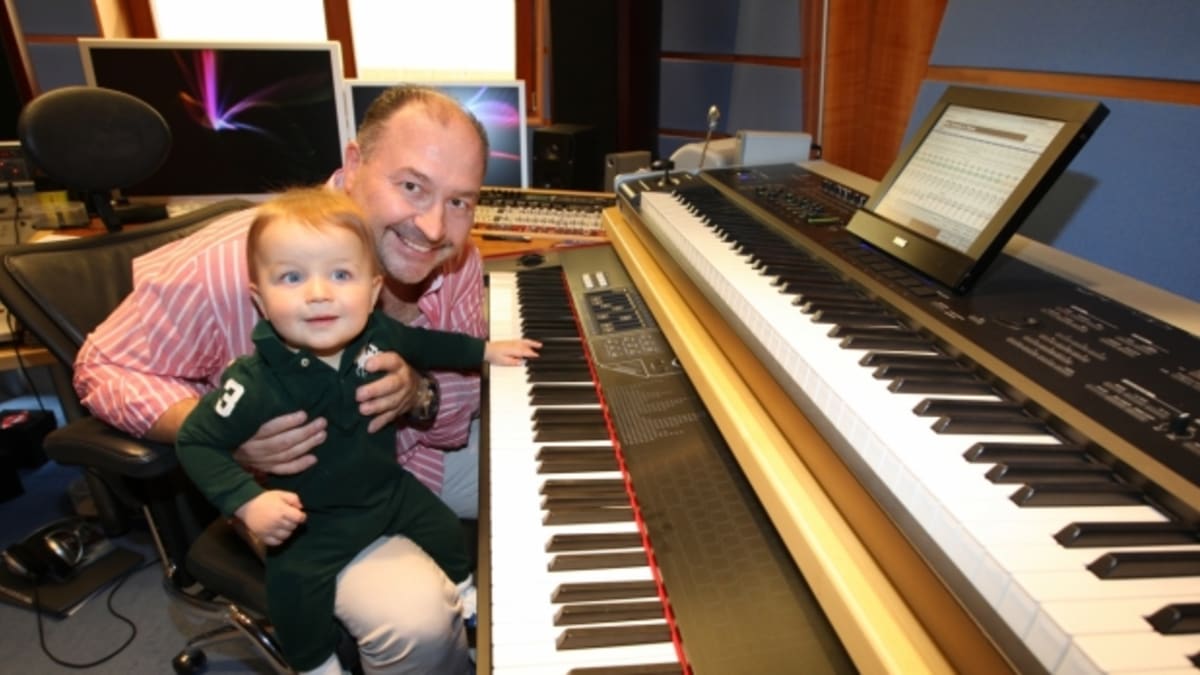 Michal David vede svého vnoučka k hudbě