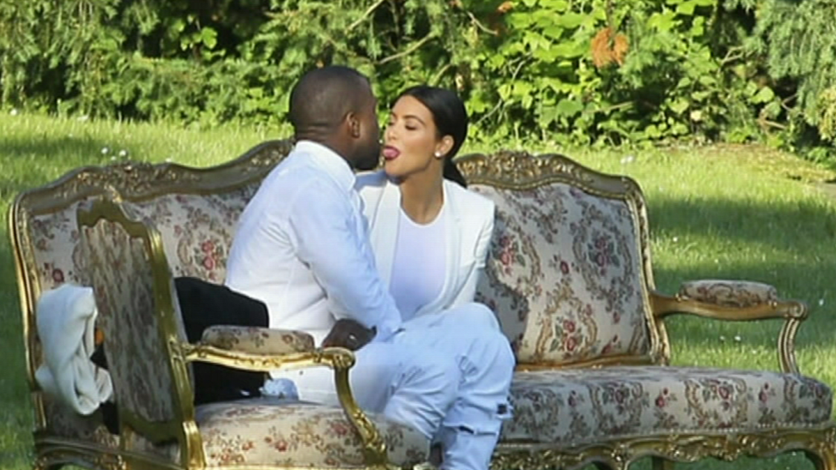Video VIP zprávy: Žhavá líbačka pod českým nebem - novomanželé Kim a Kanye