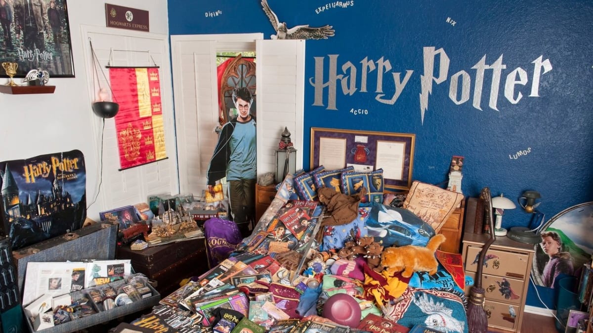 Katiin pokoj je plný suvenýrů s tématikou Harryho Pottera.