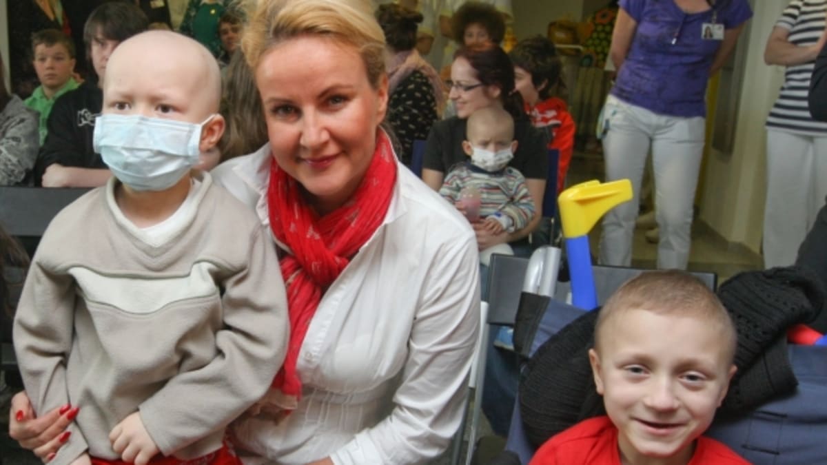 Prezidentka Kapky naděje Vendula Svobodová s malými pacienty