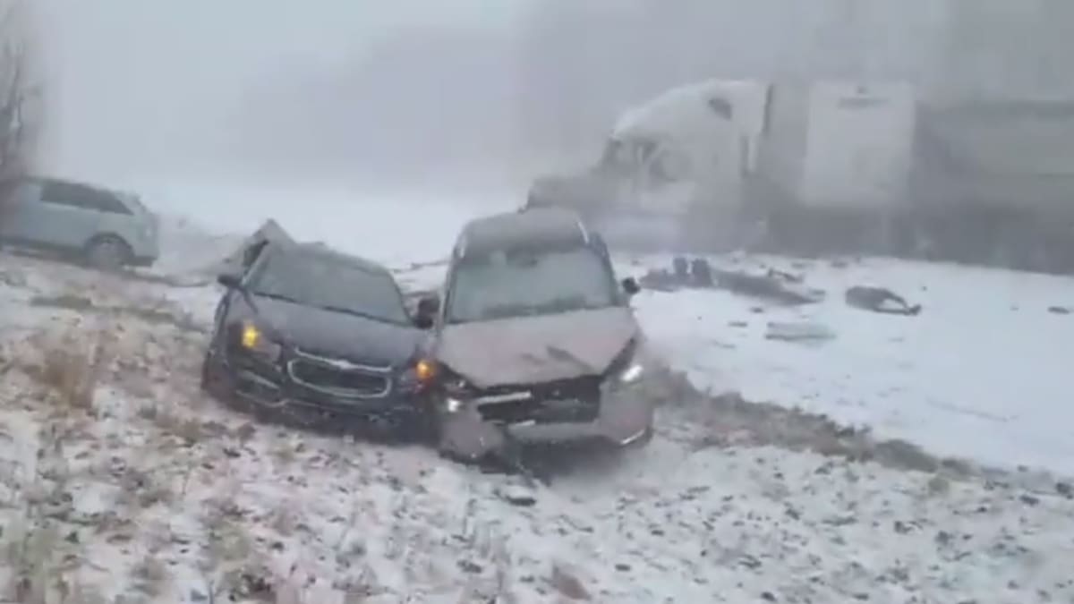 Obří nehoda kvůli sněhu na silnici 1