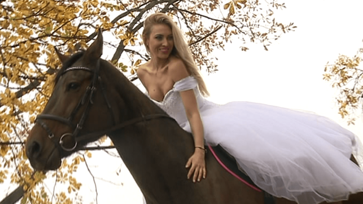 Video VIP zprávy: Modelka Kateřina Průšová při focení spadla z koně