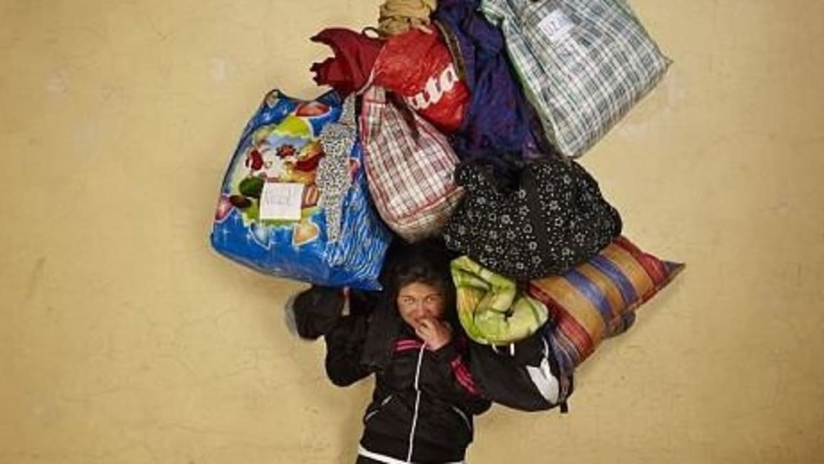 V Bolívii nosí na hlavě třeba i tašky, včetně té baťovské...
